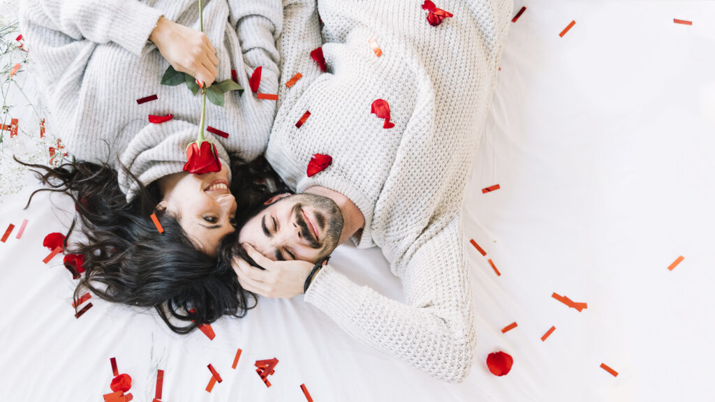 milostný dopis pro muže – noční stolek, kniha a složený dopis