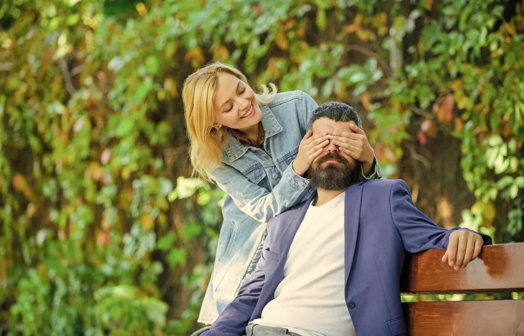Muž čeká na svou lásku v parku a v hlavě mu zní slova v písních